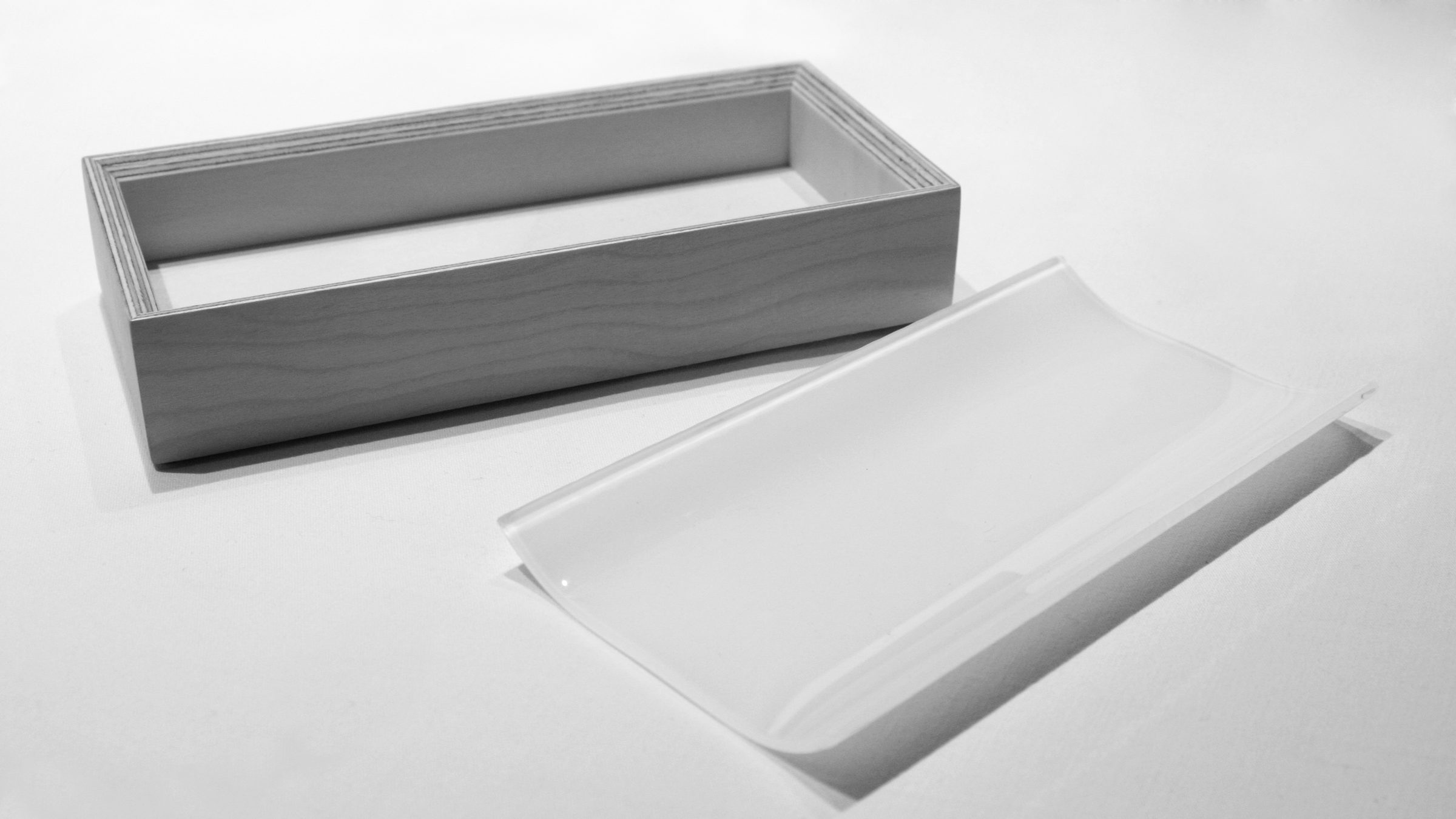 Bombo, open Swedish plywood box with the glass lid beside it