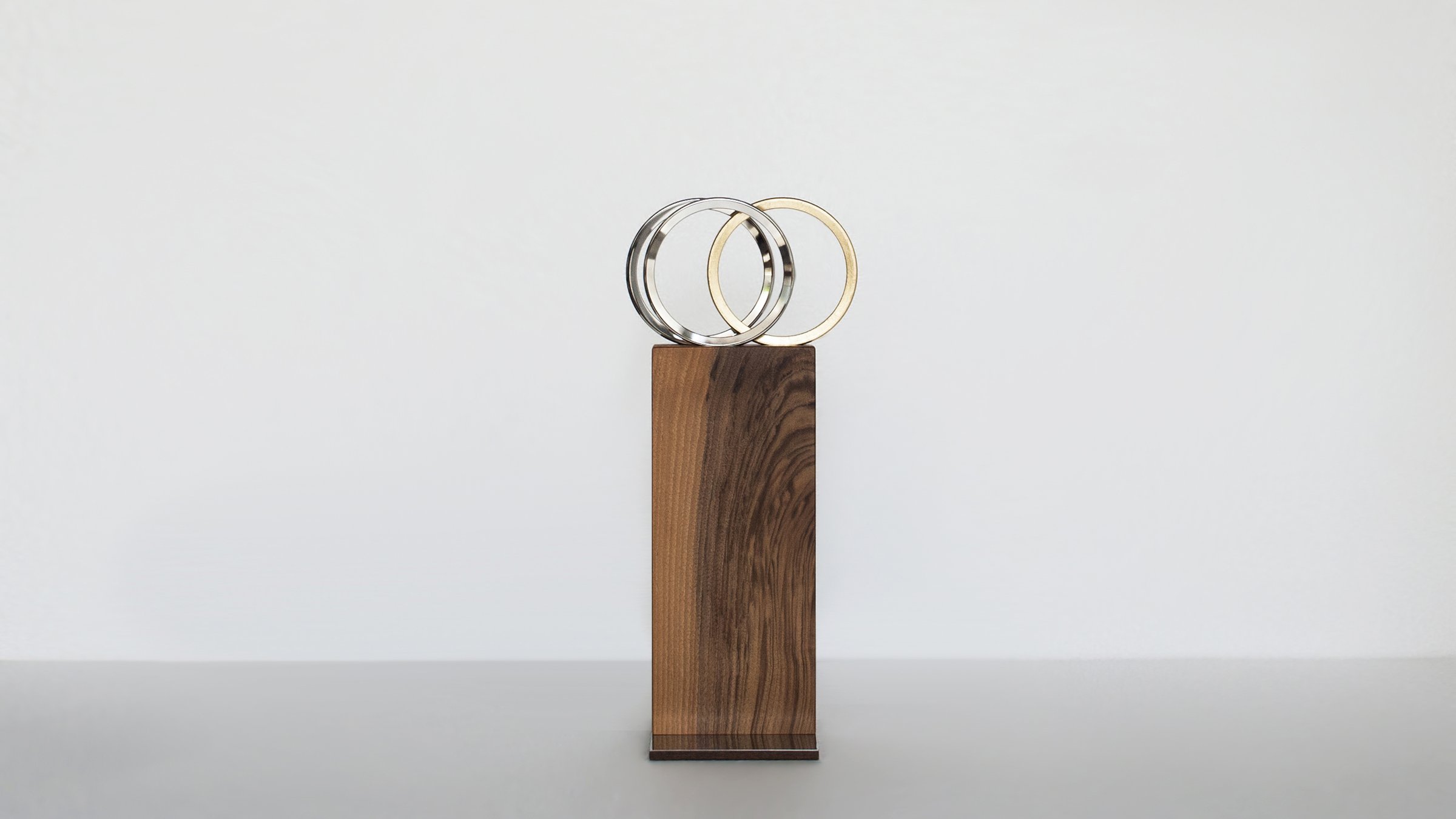 Coppa Agostoni, trophy in walnut wood with metal rings
