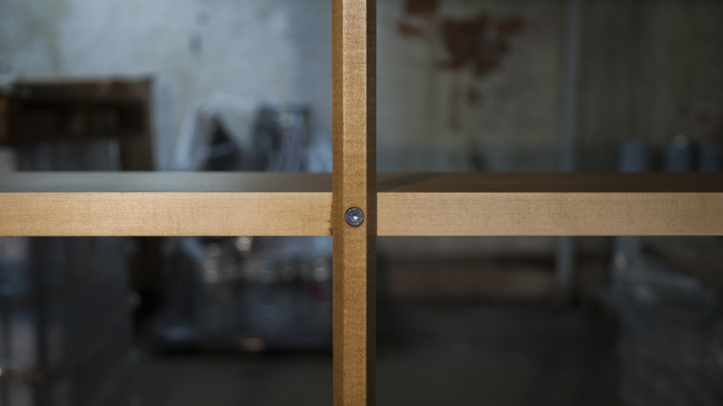 Detail of the joint between upright and shelf of Esagono