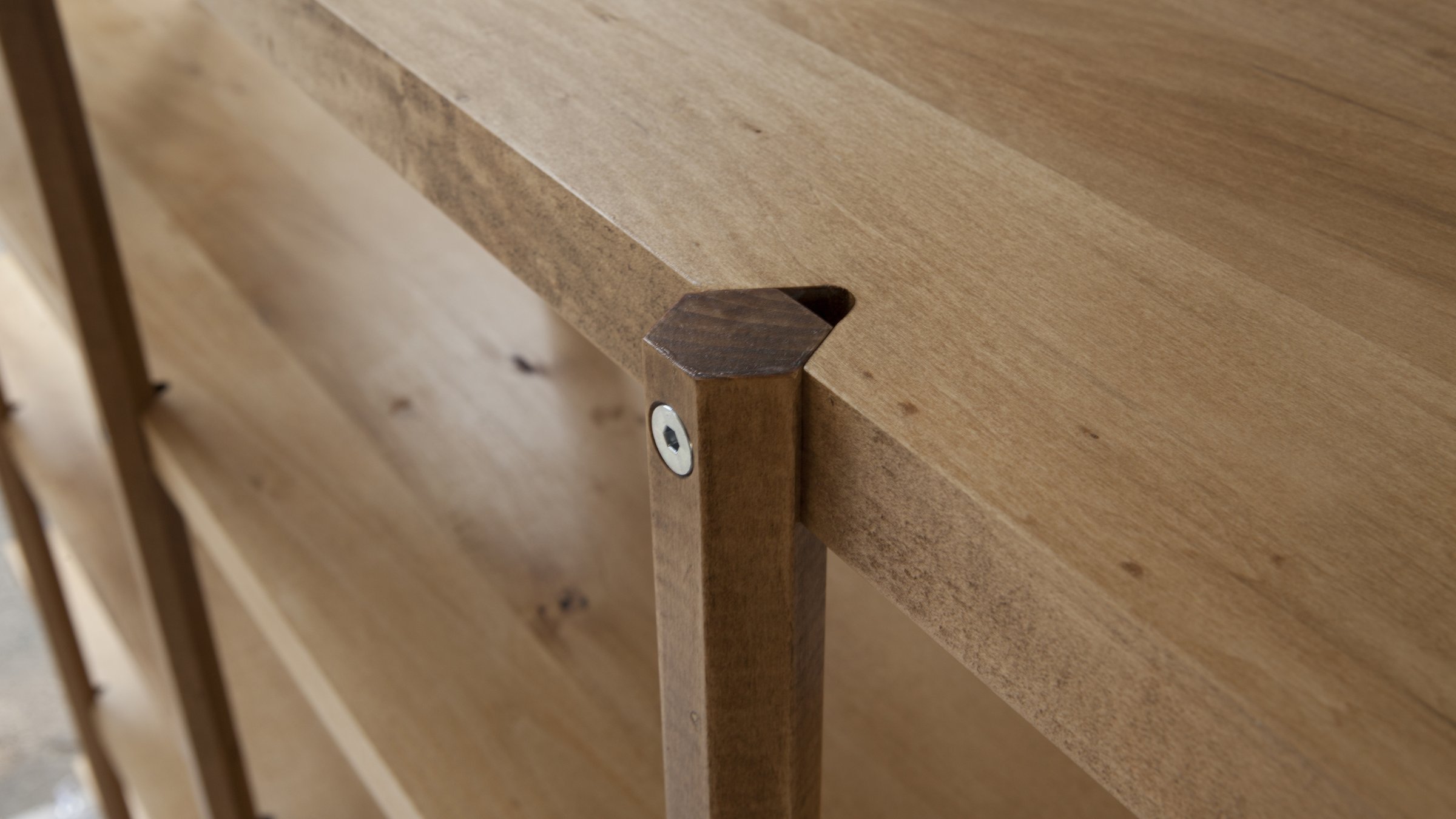 Detail of the shelves of the Esagono bookcase
