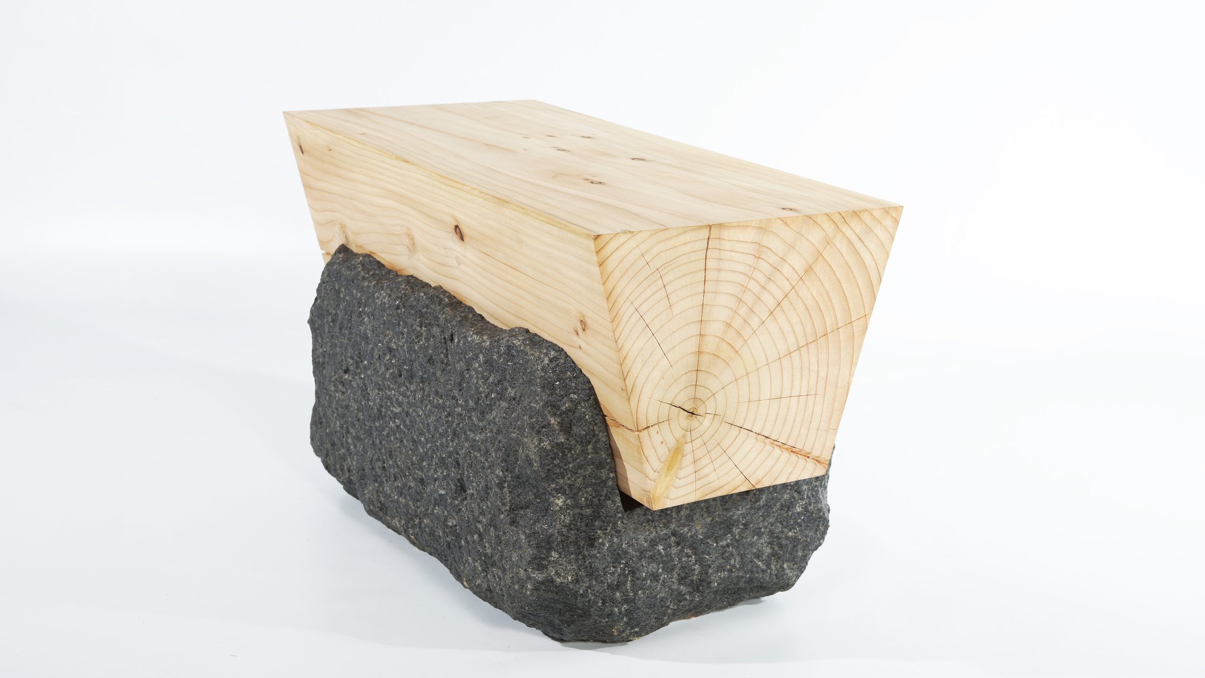 Kefa, seduta per esterni in pietra e legno massello, design Alessandro Marelli