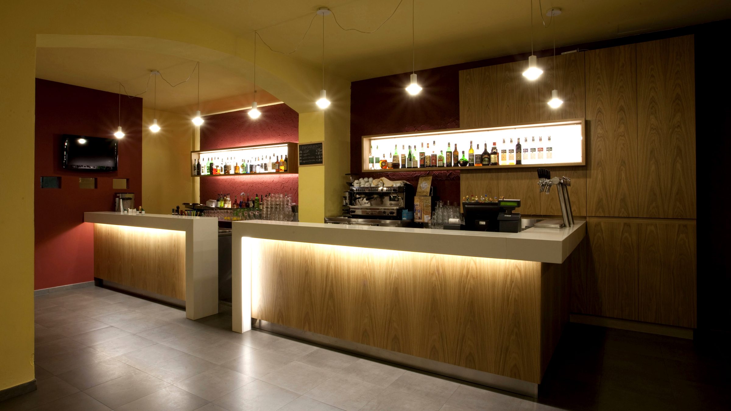 Bancone lounge bar su misura in legno di rovere, progetto Alessandro Marelli