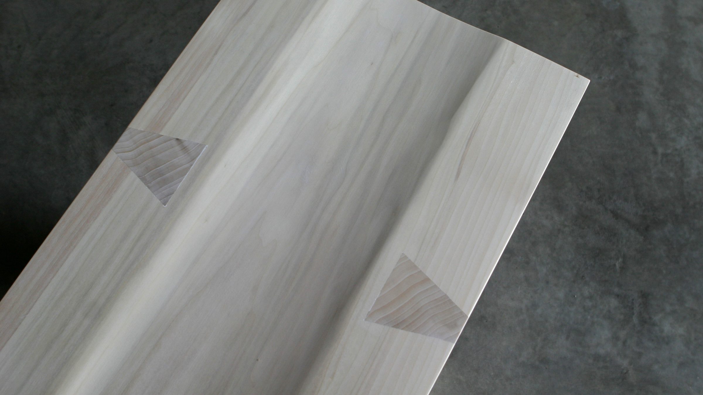 Detail of the solid wood top with exposed joints of Rondine