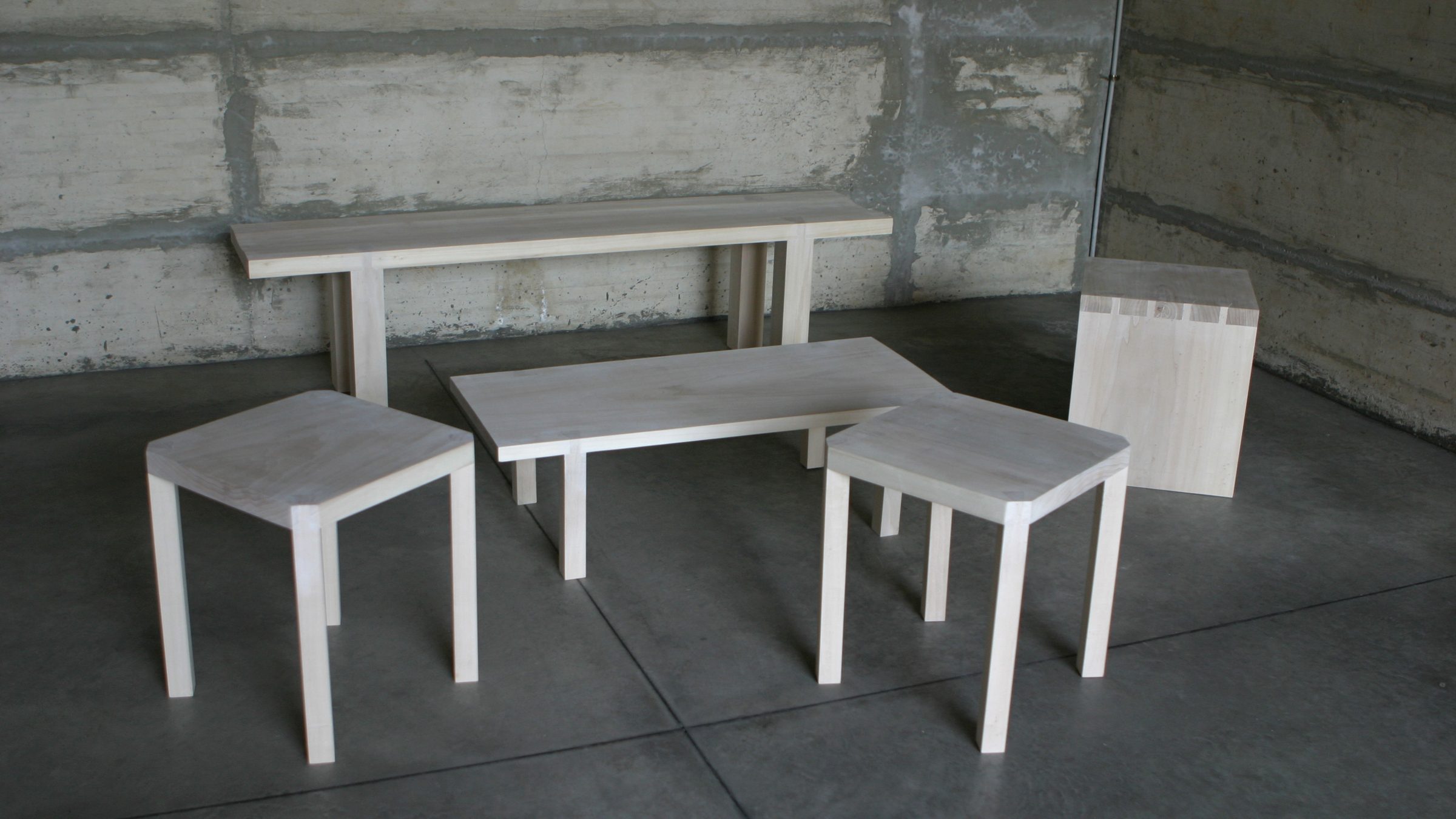 Rondine, system of seating and tables in solid wood