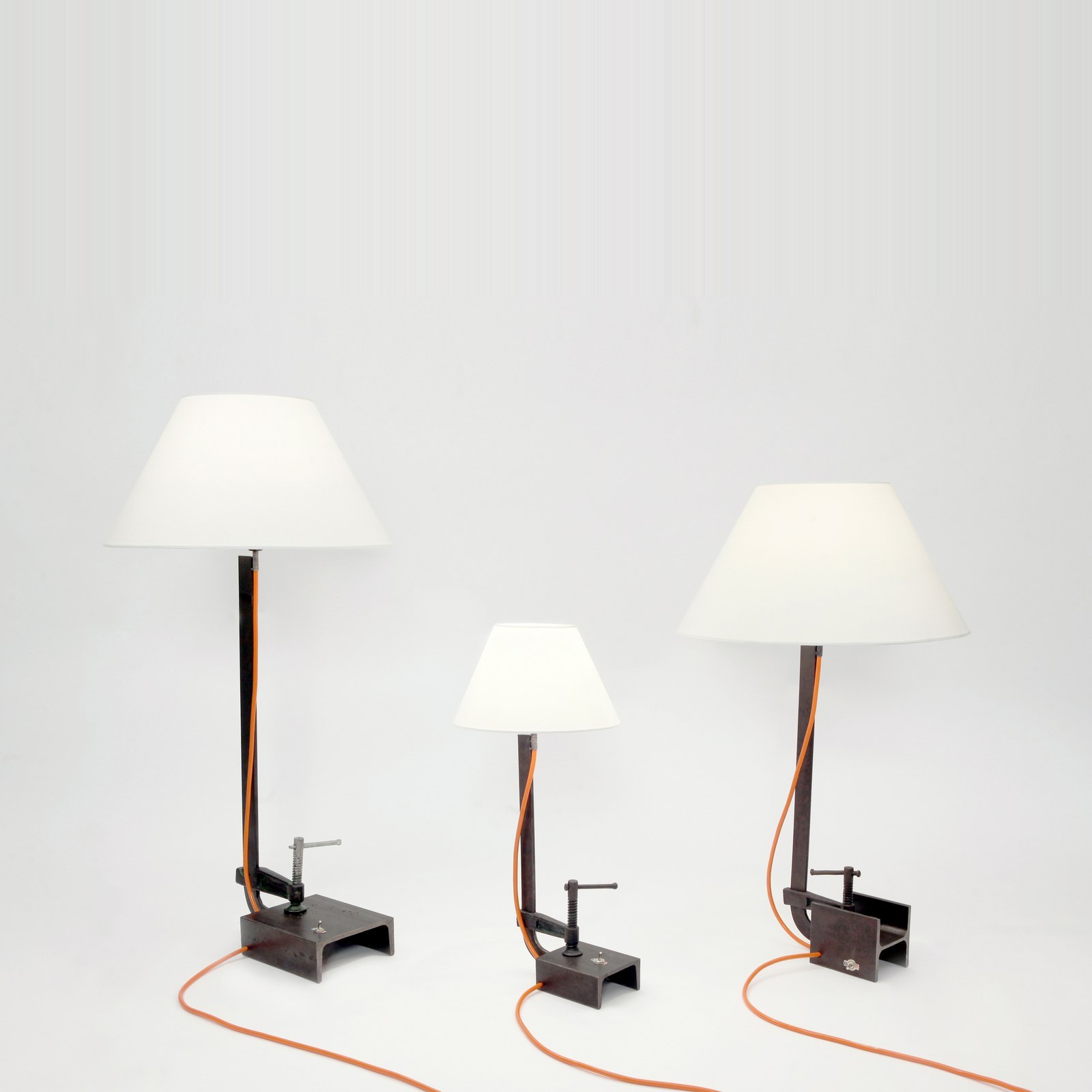Stringimi Serie, lampade da tavolo e da terra con strettoi in ferro, design Alessandro Marelli