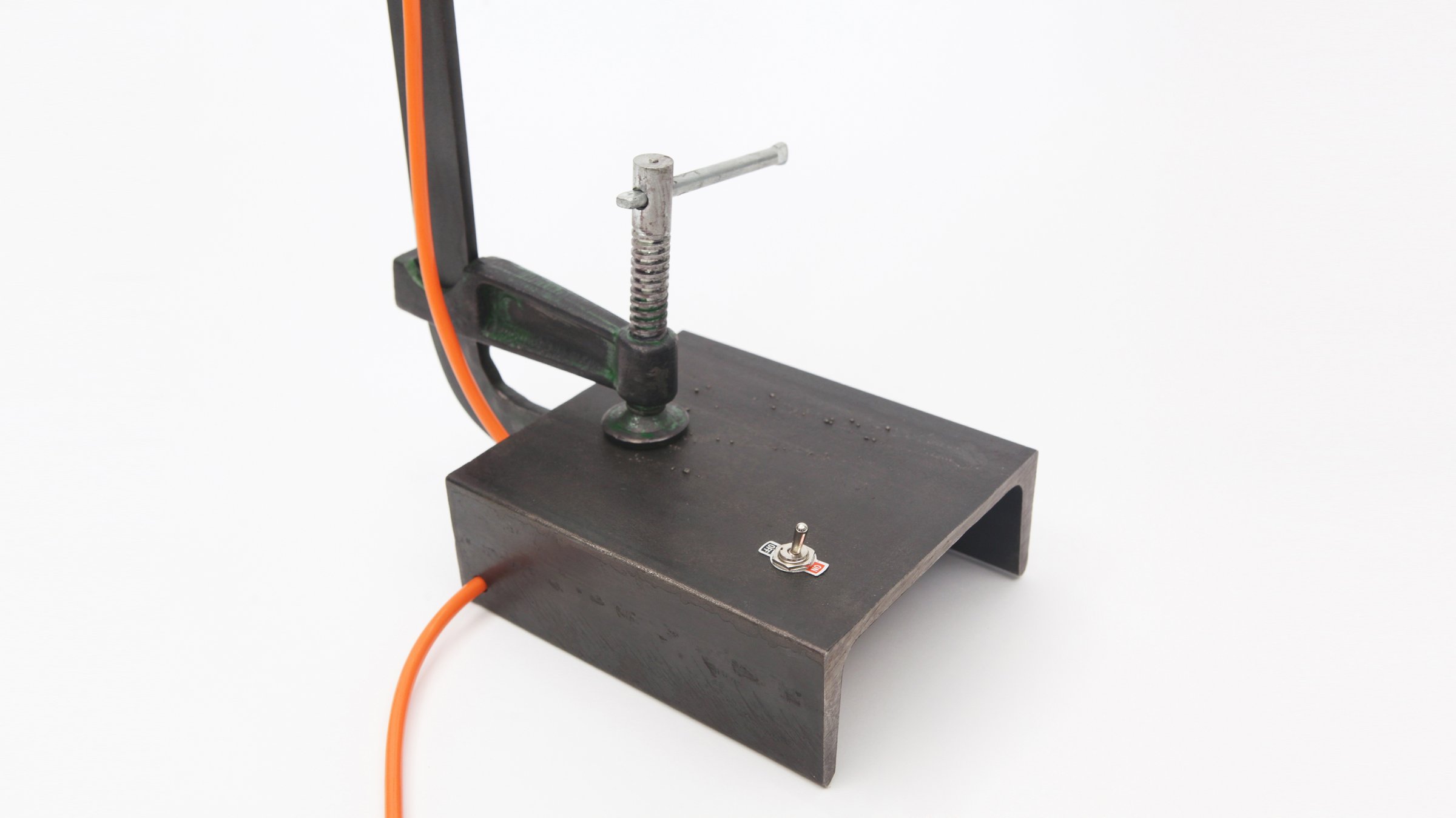 Detail of the iron clamp of the Stringimi table lamp