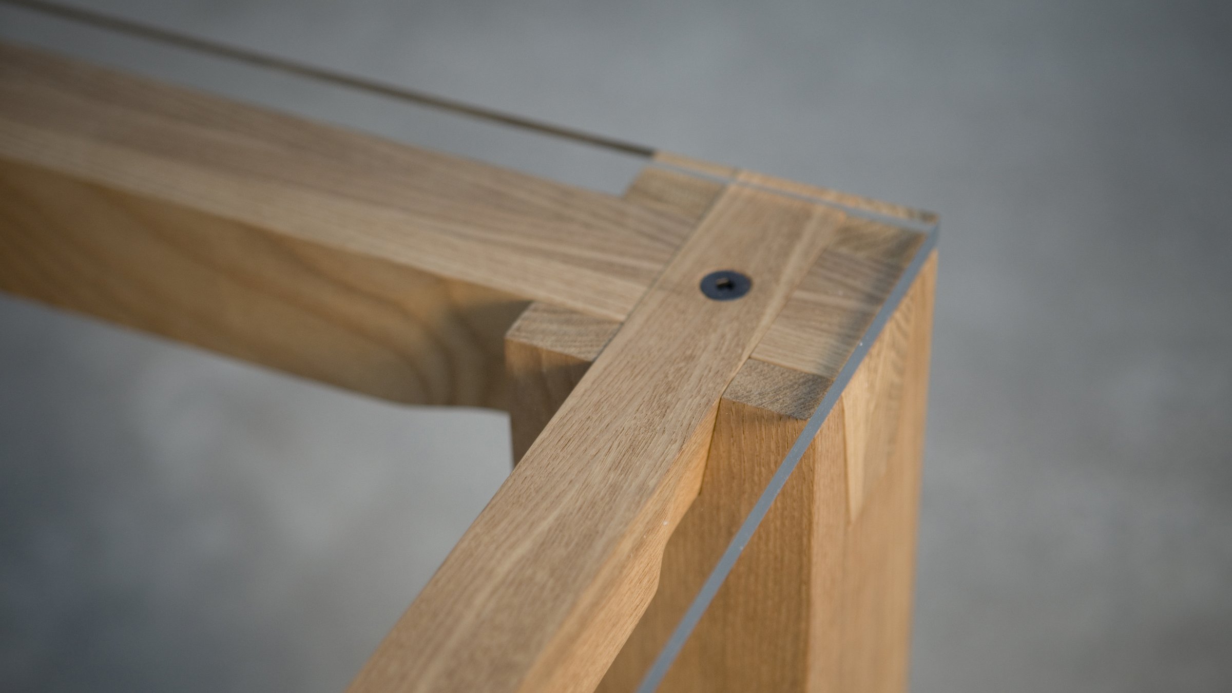 Detail of the fastening screw on the Travi table leg