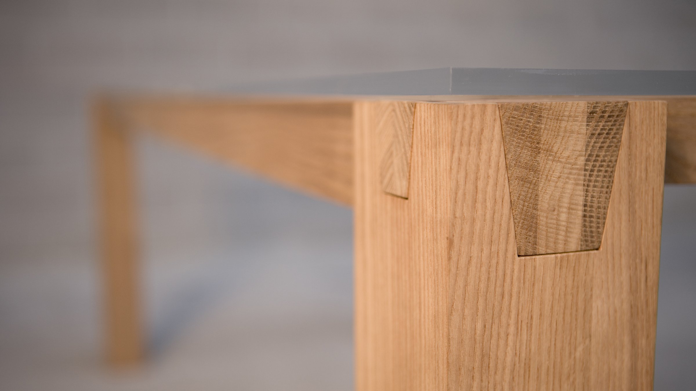 Detail of the glass top of the Travi table