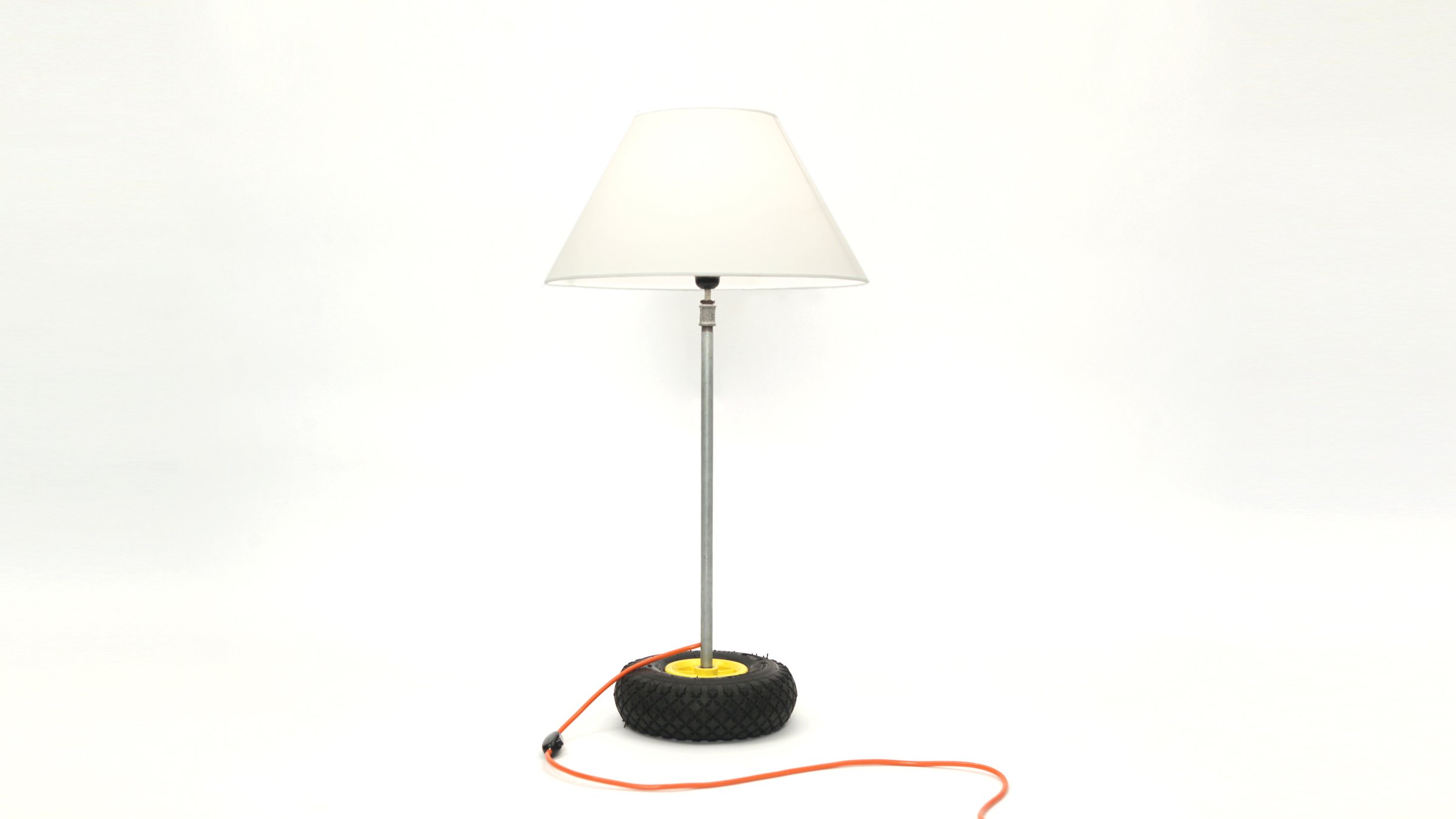 Tubularbells Ruota, lampada da tavolo con base ricavata da un pneumatico, design Alessandro Marelli